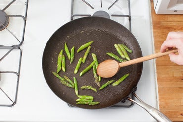 Cook the asparagus: