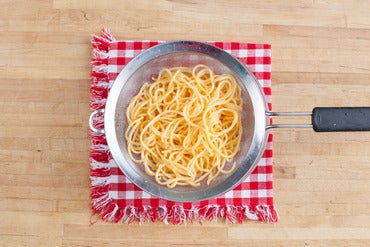 Rinse the noodles: