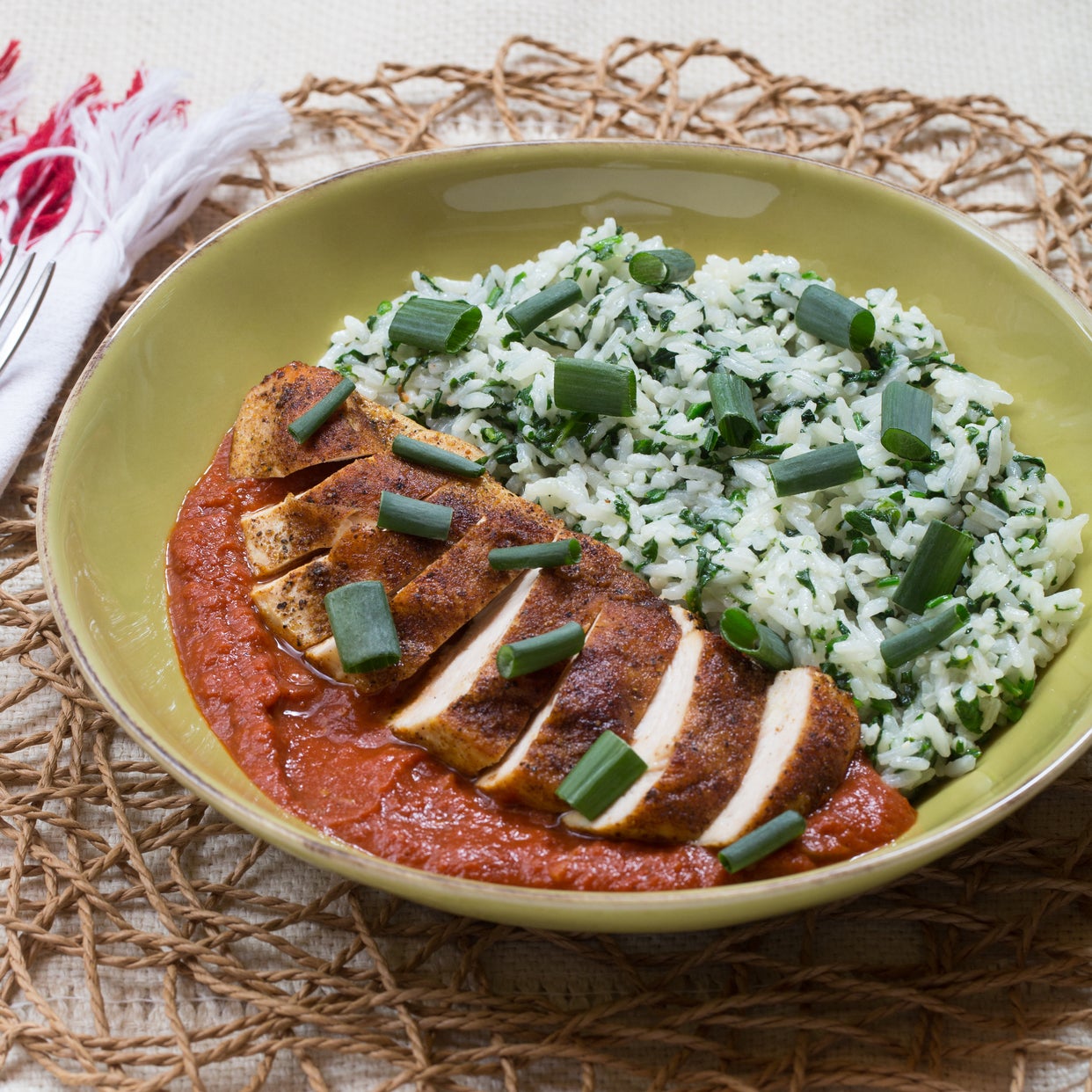 мясной рулет со шпинатом. блюда без мяса. шпинат мясной. рис со шпинатом. салат со шпинатом и мясом.